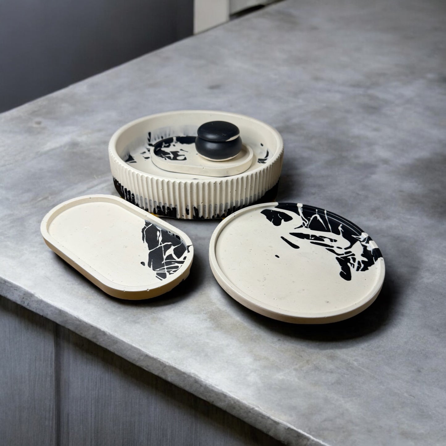 DISQ and MAXO round trays in InkJet style, used as decorative and functional organizers for home and office settings.