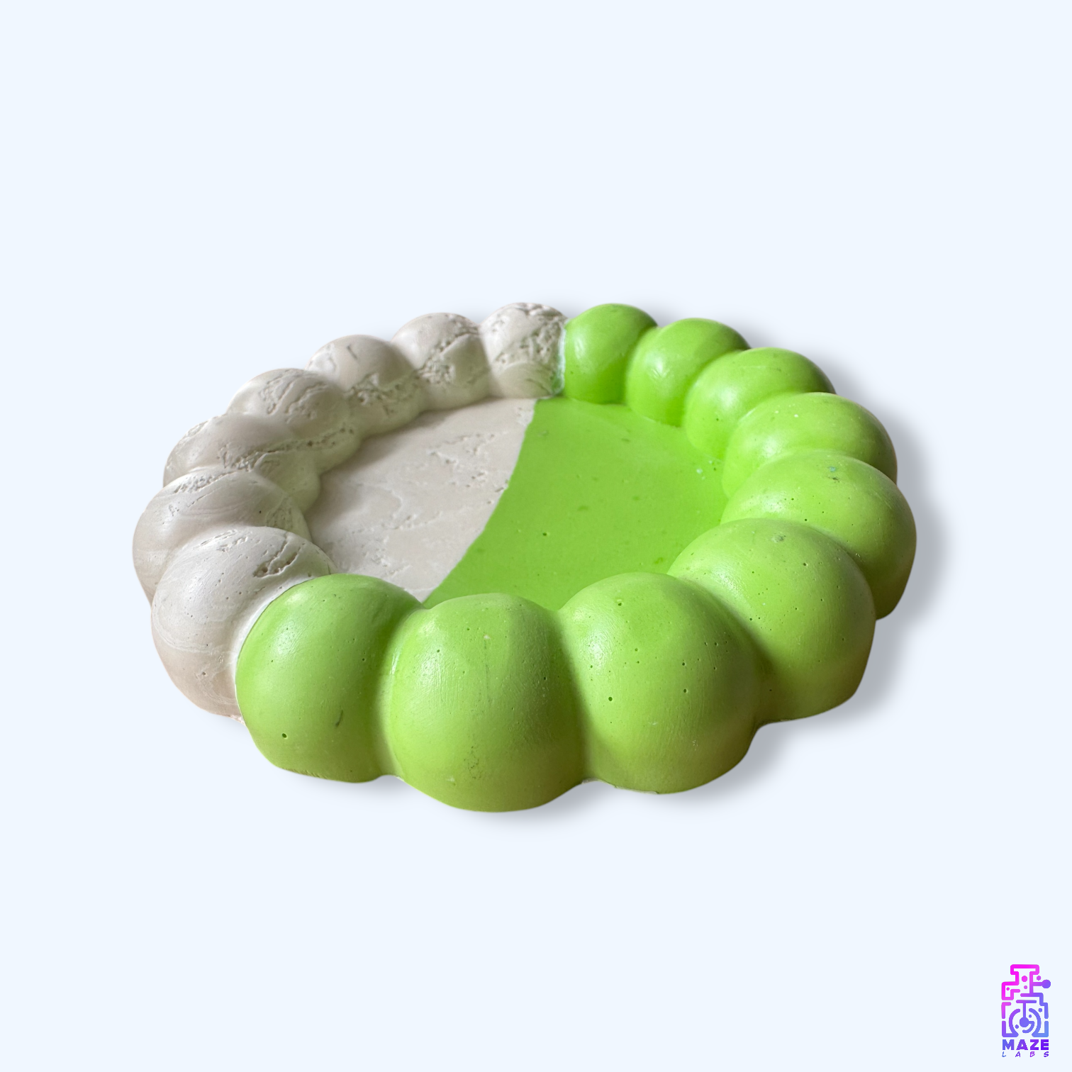 Side view of the BLOQ tray, highlighting its curved edges and modern aesthetic.
