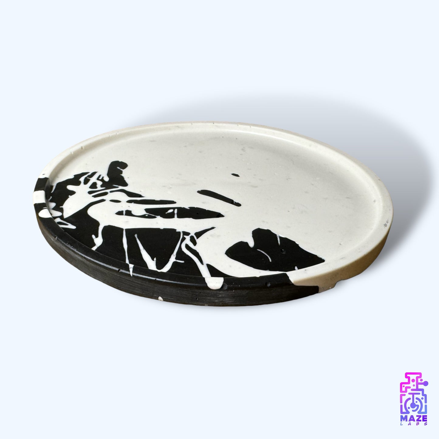 Side view of the DISQ large round tray in jesmonite, featuring a smooth, modern design.