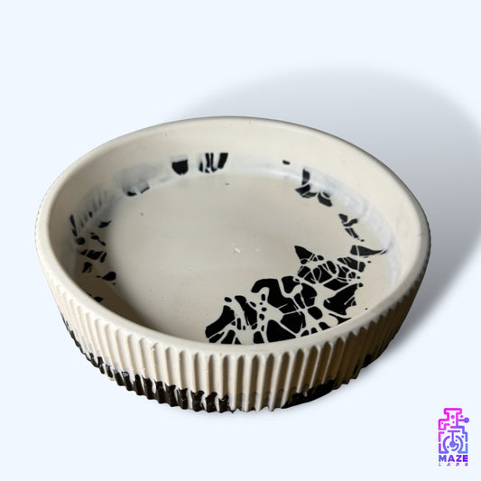 MAXO extra-large round tray made from eco-friendly jesmonite, featuring ribbed edges and a spacious design.