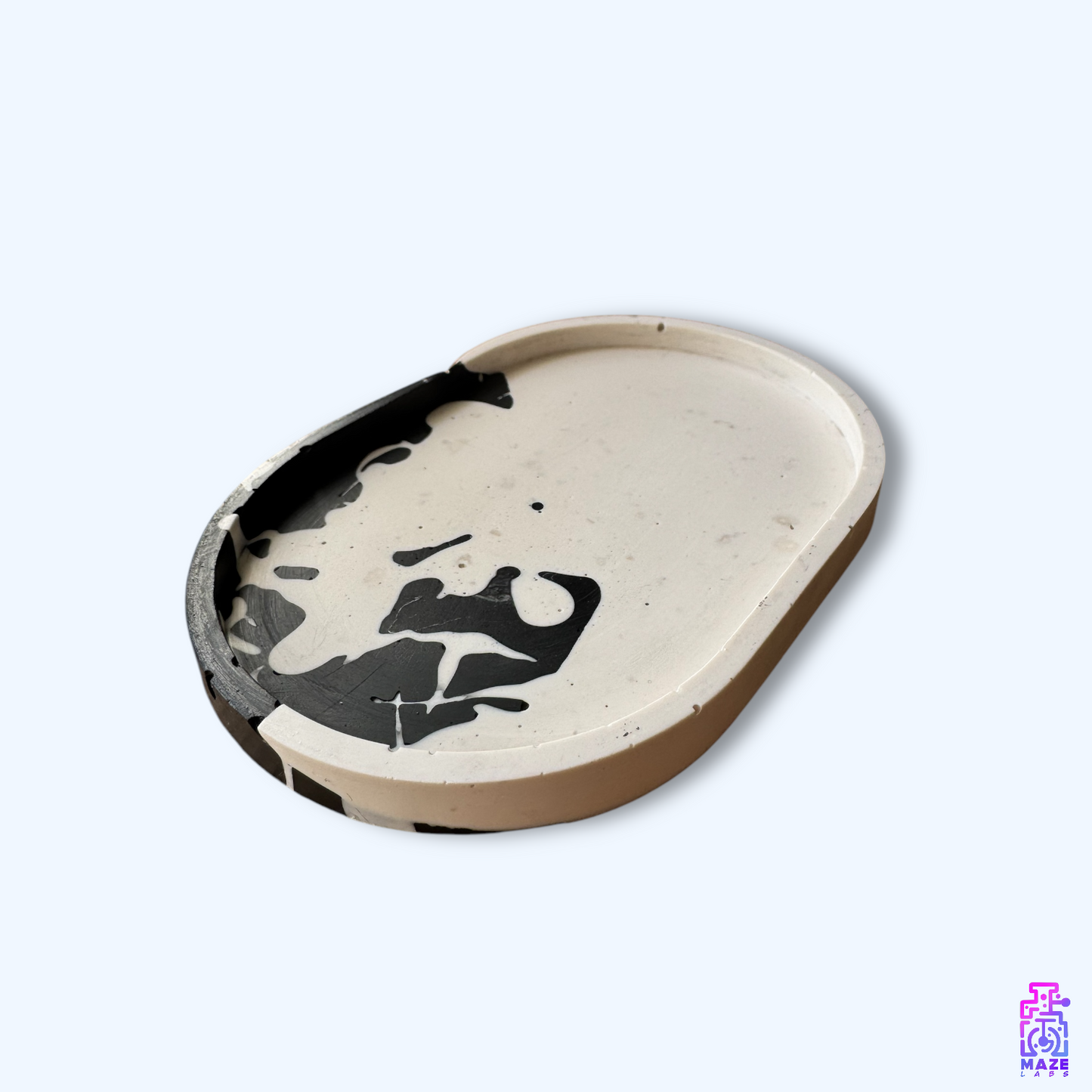 Side view of the OVI tray, highlighting its simple oval form and smooth edges in black and white.
